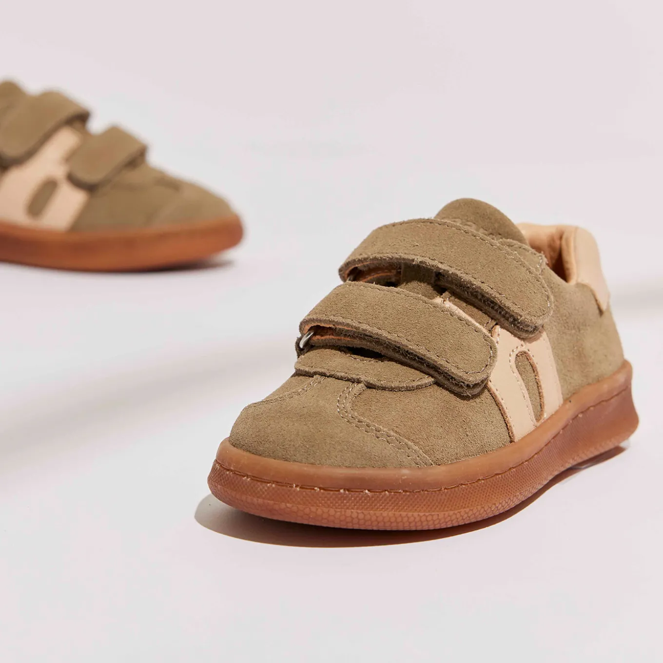 bay v khaki